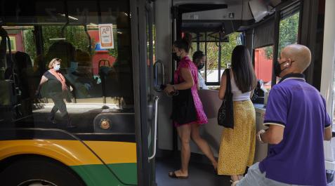 Usuarios del transporte público de la Comarca de Pamplona, con mascarillas Usuarios del transporte público de la Comarca de Pamplona, con mascarillas
