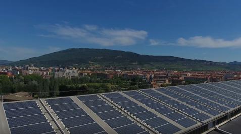 Placas solares situados en un edificio de Pamplona Placas solares situados en un edificio de Pamplona