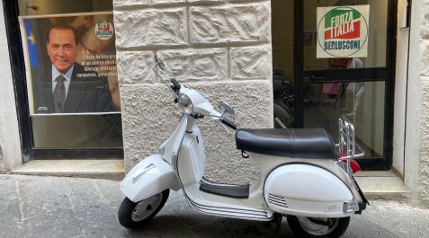 Exterior de una sede electoral del partido Forza Italia Exterior de una sede electoral del partido Forza Italia