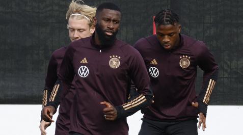 rUDIGER Antonio Rudiger se entrena junto a los compañeros de la selección alemana Armel Bella-Kotchap y Julian Brandt