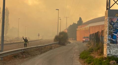 Cocheras Agentes regulan el tráfico junto a las cocheras dle Transporte Urbano Comarcal, que han sido desalojadas por el incendio en Ezkaba