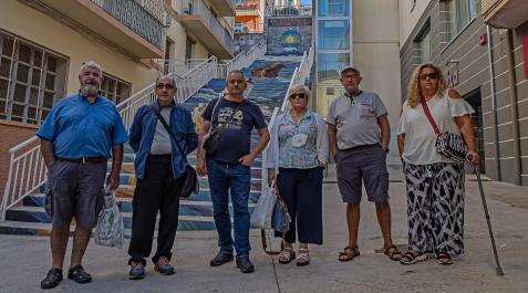 Lizarra Desde la izda., Javier Legarda, Jesús Pérez, Jesús San Félix, Carmen Zaborras, Roberto García e Idoya Tobes, frente a las escaleras y junto al ascensor, estos días parado mientras se arregla, ponen voz a las quejas vecinales