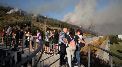 Incendio Vecinos de Ansoáin siguen el incendio en el monte Ezkaba ayer por la tarde desde la pasarela que cruza la Ronda Norte (fue cerrada al tráfico)