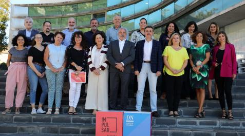 Impulsar Foto de familia de los participantes en la edición de Berrioplano de Impulsar Navarra. Posaron a las puertas de la casa de cultura, en el casco antiguo de Artica