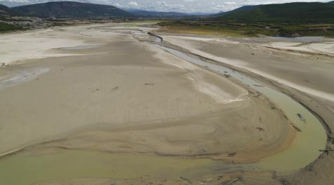 Imagen tomada con un dron del pantano de Yesa que marca la cota más baja de los últimos años Imagen tomada con un dron del pantano de Yesa que marca la cota más baja de los últimos años
