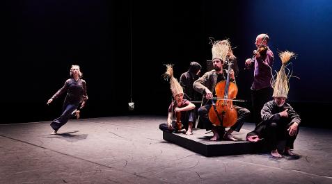 danza mun 'Highlands', danza con Mal Pelo, hoy en el Museo Universidad de Navarra. ©Tristán Pérez-Martín