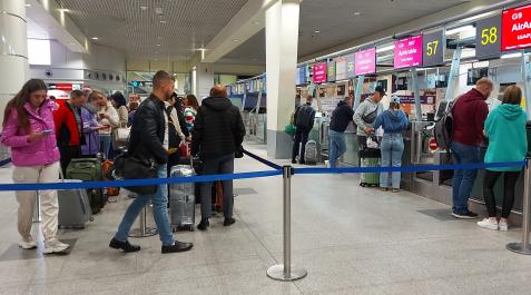 rusia-billetes-avion Colas en el mostrador de facturación del aeropuerto de Domodédovo en Moscú de rusos que quieren abandonar el país tras el anuncio de Putin de movilización de reservistas