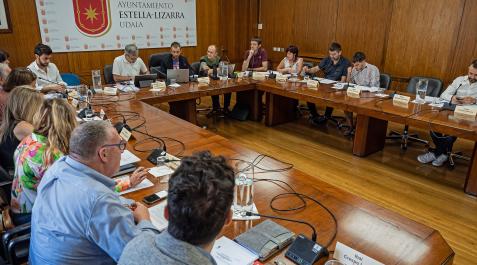 Estella Un momento del último pleno celebrado en Estella en el que salieron adelante 23 nuevas partidas que, en total, suman 2,4 millones