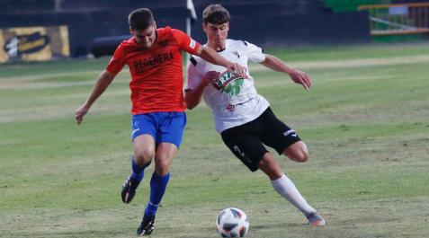 Endika Irigoien, del Izarra, y Oier Sarriegi, del Tudelano, luchan por la posesión de la pelota