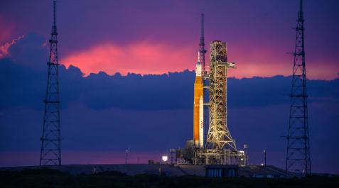 Cohete del Sistema de Lanzamiento Espacial (SLS) con la nave espacial Orion a bordo Cohete del Sistema de Lanzamiento Espacial (SLS) con la nave espacial Orion a bordo