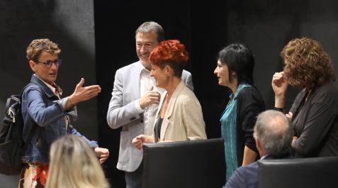 La presidenta Chivite bromea con los parlamentarios de Bildu a su llegada ayer al hemiciclo navarro La presidenta Chivite bromea con los parlamentarios de Bildu a su llegada ayer al hemiciclo navarro