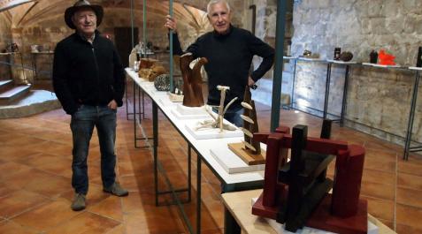 Julián y Félix Lizarraga Araiz, con las esculturas expuestas en Lizoain. Julián y Félix Lizarraga Araiz, con las esculturas expuestas en Lizoain.