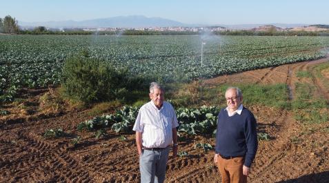 regantes Ablitas Enrique Castel Ruiz Calvo (presidente de la comunidad de usuarios del canal de Lodosa) y Ángel Aznar Alegría (secretario de la junta central de usuarios del río Queiles y embalse del Val) junto a unos aspersores de un campo en Valdetellas.