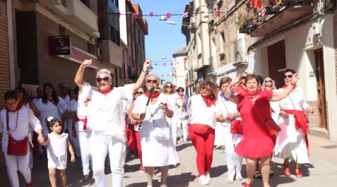 Un grupo de mujeres baila al son de la charanga en el pasacalles posterior a la misa. Un grupo de mujeres baila al son de la charanga en el pasacalles posterior a la misa.
