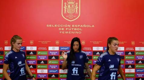 jugadoras-seleccion-futbol Las futbolistas Irene Paredes, Jennifer Hermoso y Patri Guijarro, en una rueda de prensa con la selección española de fútbol