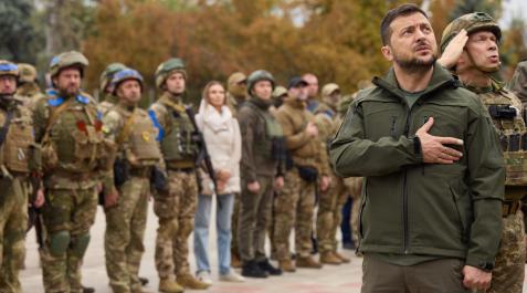 El presidente de Ucrania, Volodímir Zelenski, durante una visita la ciudad liberada de Izium, en la región de Járkov, el 14 de septiembre de 2022 El presidente de Ucrania, Volodímir Zelenski, durante una visita la ciudad liberada de Izium, en la región de Járkov, el 14 de septiembre de 2022