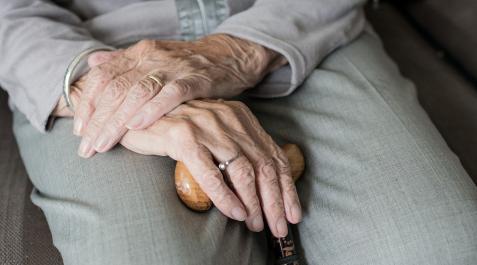 Un anciano, en una residencia Un anciano, en una residencia