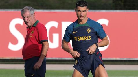 cristiano-ronaldo-portugal El entrenador de Portugal, Fernando Santos, junto a Cristiano Ronaldo en un entrenamiento de la selección