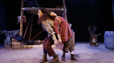 'La casa más pequeña' Laura Villanueva (izq.) y Eva Azpilikueta, en una escena de 'La casa más pequeña?