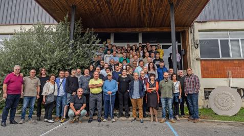 Socios y personal contratado de Embega este viernes frente a la entrada de la empresa y junto al monolito (dcha.) que se inauguró Socios y personal contratado de Embega este viernes frente a la entrada de la empresa y junto al monolito (dcha.) que se inauguró