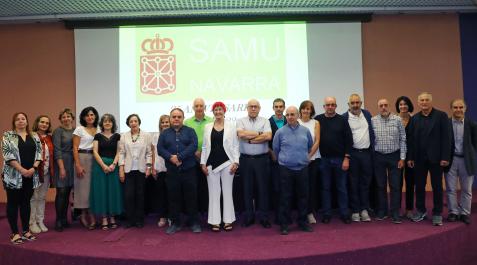 aniversario-uvi-movil Asistentes al homenaje a los pioneros de las UVI móviles. Izda a dcha: Casilda Lahoz (enfermera), Reyes de Andrés (jefe área enfermería), Mª Jesús Cabodevilla (enfermera), Begoña Burgui (enfermera), Tere Taniñe (enfermera), Mª José Palacios (médico), Merche Marraco (enfermera), Alfredo Echarri (médico), Juan José Sola (técnico transporte sanitario), Santos Induráin (consejera), Josu Irigoyen (técnico), Felipe Aldunate (técnico), Javier Moreno (enfermero), Montse Bretón (enfermera), Vicente Errandorena (técnico), Kiko Betelu (subdirector de Urgencias), Ricardo Tejedor (médico), Isabel Iturrioz (presidenta Colegio Enfermería), Tomás Belzunegui (vicedecano Medicina UPNA) y Gregorio Achutegui (gerente SNS)
