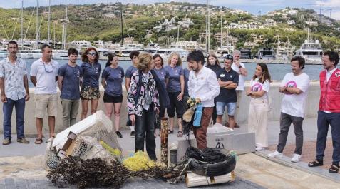 La reina Sofía participa en la recogida de residuos marinos en Mallorca La reina Sofía, participando en el cierre de la campaña '1m2 por las playas y los mares'