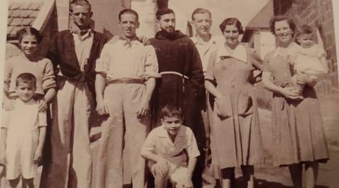 El niño que aparece a la derecha de la fotografía en brazos de su madre no es un bebé cualquiera: es mi padre. Corría agosto de 1948 y él sumaba siete meses en las fiestas patronales de Espinal, su pueblo. A la izquierda de la imagen, el más alto y guapo, El niño que aparece a la derecha de la fotografía en brazos de su madre no es un bebé cualquiera: es mi padre. Corría agosto de 1948 y él sumaba siete meses en las fiestas patronales de Espinal, su pueblo. A la izquierda de la imagen, el más alto y guapo, con camisa negra anudada a la cintura, posa su tío Bernardo, que entonces tenía 26 años y trabajaba en una serrería. En 1952, con 30 y aún soltero, emigró a América. Viajó hasta el norte de Argentina, donde formó su familia. Su hija mayor, Marita, y su nieta Lorena acaban de visitar sus orígenes.