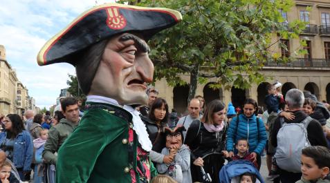Fotos del recorrido de la Comparsa de Gigantes y Cabezudos de este sábado 24 de septiembre.