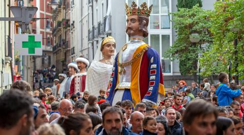 Una multitud ‘envolvió’ a los gigantes durante su recorrido por las calles del Casco Viejo de Pamplona
