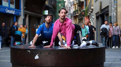 Exhibición de danza contemporánea por las calles de Pamplona Exhibición de danza contemporánea por las calles de Pamplona