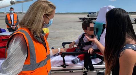 mateo niño enfermo bali Mateo y su familia, a su llegada a Barcelona