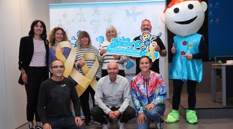 De izda a dcha, agachados, Iñaki Salazar (Sembrando ilusiones), Mikel Moreno (trabajador social Adano) y Macarena Sanz (balonmanista del Beti Onak). De pie, Izaskun Larumbe (educadora Adano), Ana de los Reyes (Sembrando ilusiones), Olga Abete (Adano), Mar De izda a dcha, agachados, Iñaki Salazar (Sembrando ilusiones), Mikel Moreno (trabajador social Adano) y Macarena Sanz (balonmanista del Beti Onak). De pie, Izaskun Larumbe (educadora Adano), Ana de los Reyes (Sembrando ilusiones), Olga Abete (Adano), María Sagaseta de Ilúrdoz (oncóloga infantil) y Xabi Macuso (’Motxila 21’)