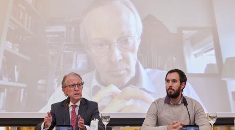 Desde la izda., Aladino Colín, presidente de Co.Ciudadana, y Luis Javier Fernández (InPactos). Detrás, Josep Piqué en videoconferencia Desde la izda., Aladino Colín, presidente de Co.Ciudadana, y Luis Javier Fernández (InPactos). Detrás, Josep Piqué en videoconferencia