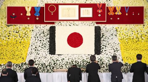 Mandatarios, ante una de las ofrendas florales durante el funeral de estado de Shinzo Abe Mandatarios, ante una de las ofrendas florales durante el funeral de estado de Shinzo Abe