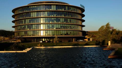 gamesa La dirección de la empresa ha informado al comité de que se van a cerrar dos de las cinco plantas de oficinas del edificio circular en Sarriguren