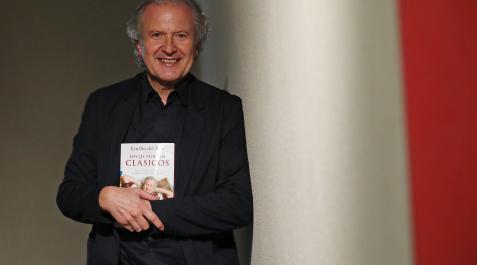 El escritor Emilio del Río posa con su tercer y último libro de divulgación de la cultura clásica, ‘Locos por los clásicos’. El escritor Emilio del Río posa con su tercer y último libro de divulgación de la cultura clásica, ‘Locos por los clásicos’.