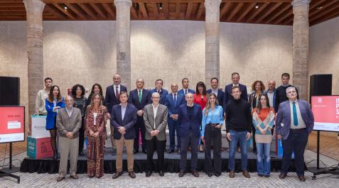 nivitados, organizadores y patrocinadores en una foto de familia en el Palacio del Condestable nivitados, organizadores y patrocinadores en una foto de familia en el Palacio del Condestable
