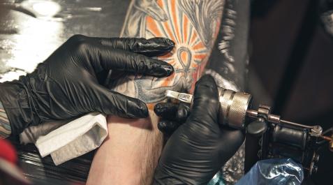 TATUAJE-TATUADOR Se calcula que el 38 % de la población mundial luce algún tatuaje