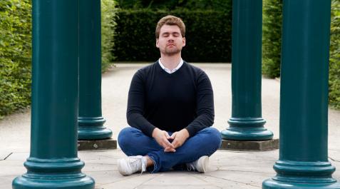 Un hombre, haciendo meditación Un hombre, haciendo meditación