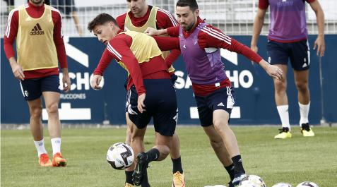 moiG Moi Gómez trata de arrebatar el esférico a Ante Budimir durante el entrenamiento en Tajonar este miércoles, 28 de septiembre