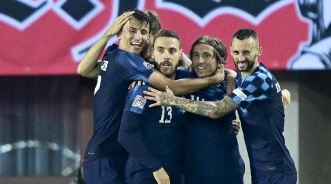 Croacia Luka Modric (2º. dcha.), es felicitado por sus compañeros, entre ellos el osasunista Ante Budimir (izda.) tras anotar un gol a Austria