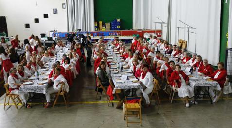 asd Las asistentes a la comida celebrada en el frontón municipal de Cortes, juntas antes de iniciar el ágape de hermandad.