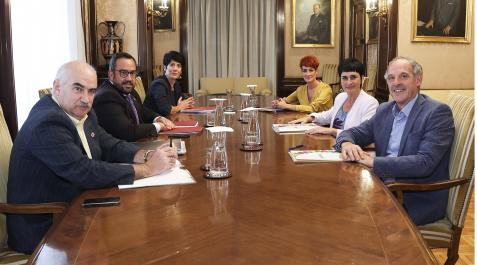 EHBilduGob EL GOBIERNO, SENTADO CON BILDU. Imagen de la negociación en el Palacio de Navarra entre el Ejecutivo de María Chviite y EH Bildu. A la izquierda, los consejeros José Mari Aierdi, Javier Remírez y Elma Saiz. A la derecha, los parlamentarios de Bildu Adolfo Araiz, Laura Aznal y Bakartxo Ruiz