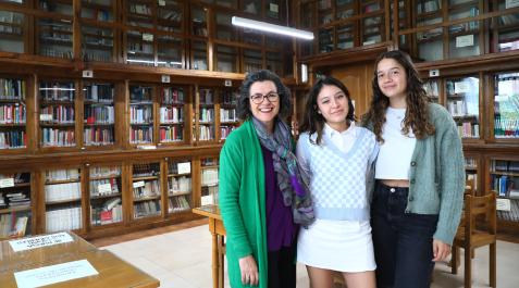 Lebrel Blanco Luana Valle (izq.) e Irene Arbizu, posando junto a su profesora Eva Ruiz en la Biblioteca del Instituto Plaza de la Cruz
