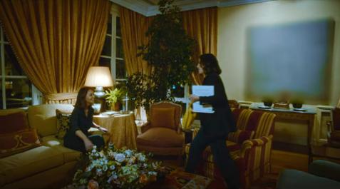 Fotograma del primer capítulo de La marquesa, la serie sobre Tamara Falcó, en una escena en la que aparece un cuadro borrado Fotograma del primer capítulo de La marquesa, la serie sobre Tamara Falcó, en una escena en la que aparece un cuadro borrado