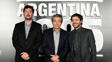 argentina-1985 El director Santiago Mitre y los actores Ricardo Darín y Peter Lanzani en el estreno de la película 'Argentina, 1985'