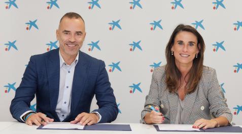 caixabank-cnta Héctor Barbarin, director general de CNTA, junto a Isabel Moreno, directora territorial Ebro de CaixaBank, en la firma del acuerdo
