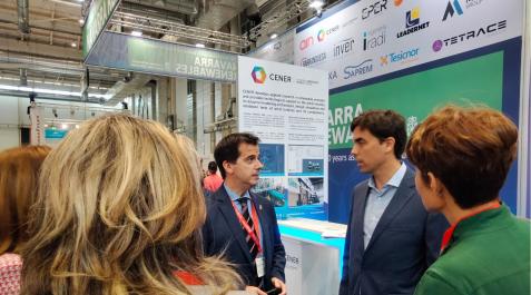 Irujo-feria-Wind-Energy el consejero de Desarrollo Económico y Empresarial, Mikel Irujo, en el stand Navarra Renewables en la feria Wind Energy de Hamburgo