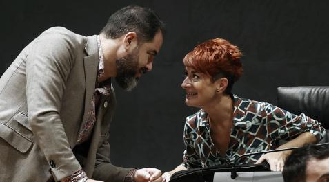 El portavoz socialista, Ramón Alzórriz, y la de Bildu, Bakartxo Ruiz, bromean durante el pleno de ayer del Parlamento El portavoz socialista, Ramón Alzórriz, y la de Bildu, Bakartxo Ruiz, bromean durante el pleno de ayer del Parlamento