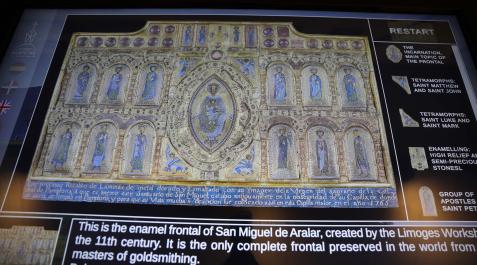 Museo de San Miguel de Aralar Una de las pantallas táctiles del museo reproduce el esmalte del altar de San Miguel de Aralar